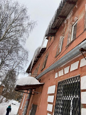 На Сортировке крыши домов представляют опасность для прохожих